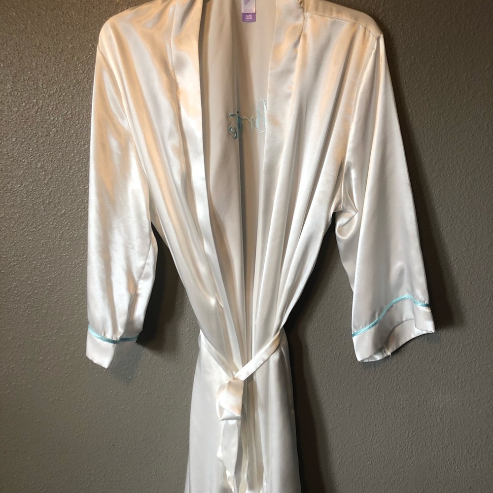 Robe - Picture 2 of 4